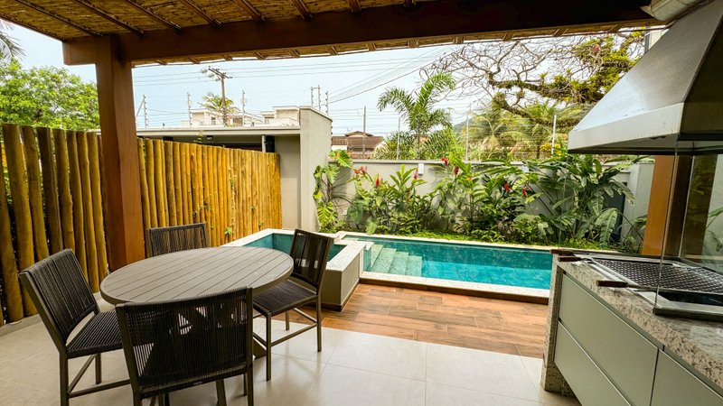 CASA EM CONDOMÍNIO À VENDA NA PRAIA DE JUQUEHY! - São Sebastião - 