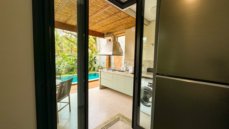 CASA EM CONDOMÍNIO À VENDA NA PRAIA DE JUQUEHY! - São Sebastião - 