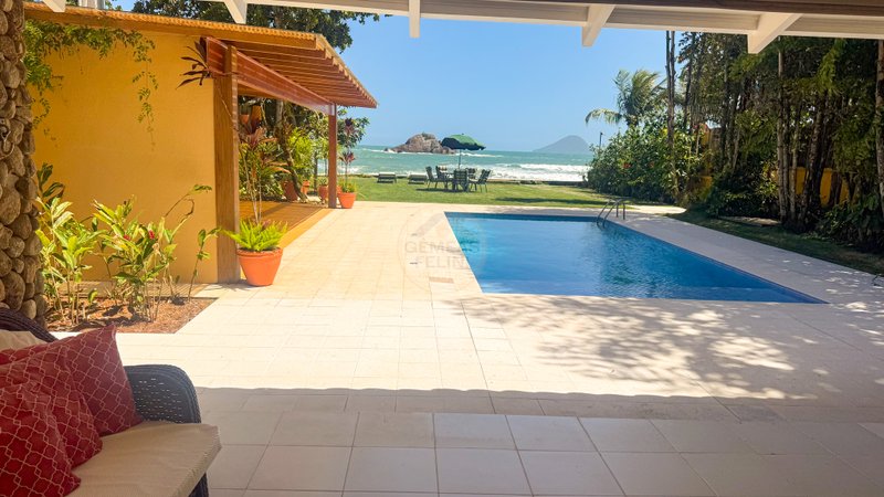 Casa P&eacute; na Areia na Praia de Juquehy com Piscina e Jardim - LOCA&Ccedil;&Atilde;O DI&Aacute;RIA  São Sebastião - 