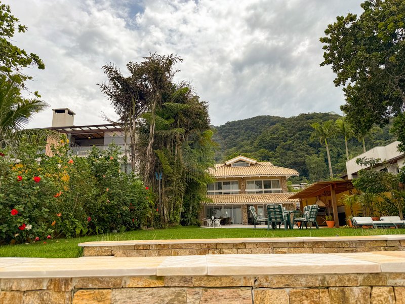 Casa P&eacute; na Areia na Praia de Juquehy com Piscina e Jardim - LOCA&Ccedil;&Atilde;O DI&Aacute;RIA  São Sebastião - 