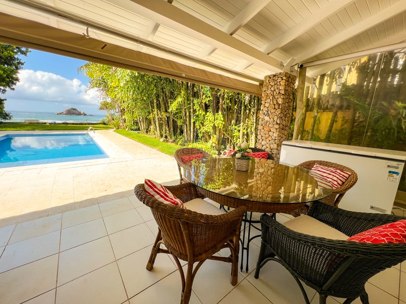 Casa Pé na Areia na Praia de Juquehy com Piscina e Jardim - LOCAÇÃO DIÁRIA - São Sebastião - 