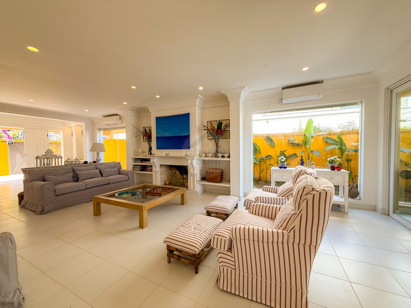 Casa P&eacute; na Areia na Praia de Juquehy com Piscina e Jardim - LOCA&Ccedil;&Atilde;O DI&Aacute;RIA  São Sebastião - 