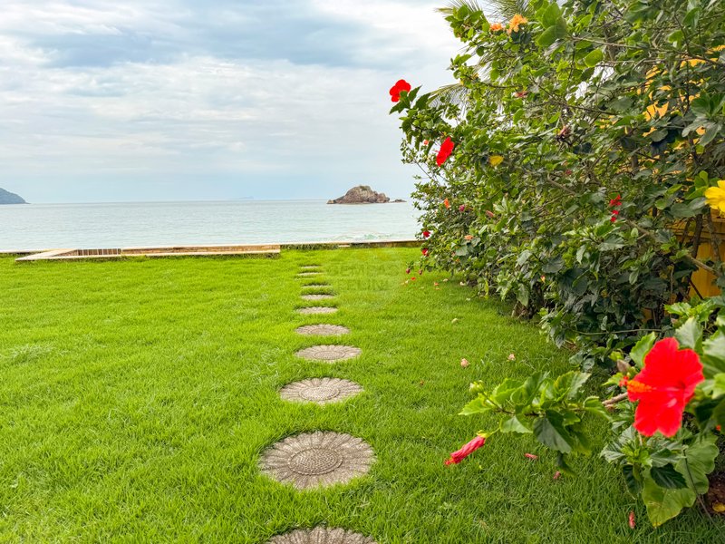 Casa P&eacute; na Areia na Praia de Juquehy com Piscina e Jardim - LOCA&Ccedil;&Atilde;O DI&Aacute;RIA  São Sebastião - 