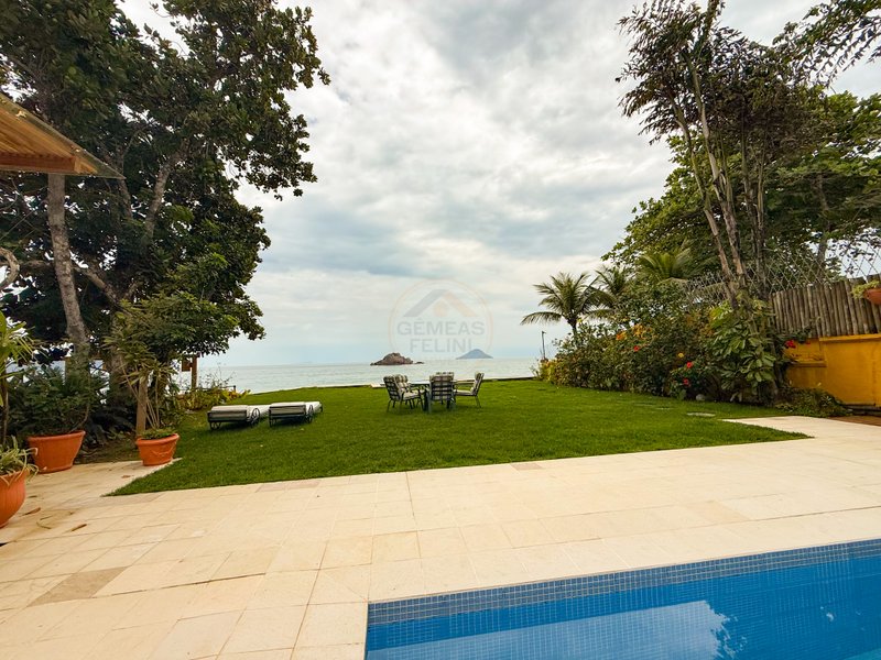 Casa P&eacute; na Areia na Praia de Juquehy com Piscina e Jardim - LOCA&Ccedil;&Atilde;O DI&Aacute;RIA  São Sebastião - 