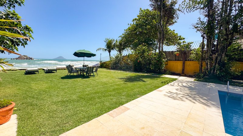 Casa P&eacute; na Areia na Praia de Juquehy com Piscina e Jardim - LOCA&Ccedil;&Atilde;O DI&Aacute;RIA  São Sebastião - 