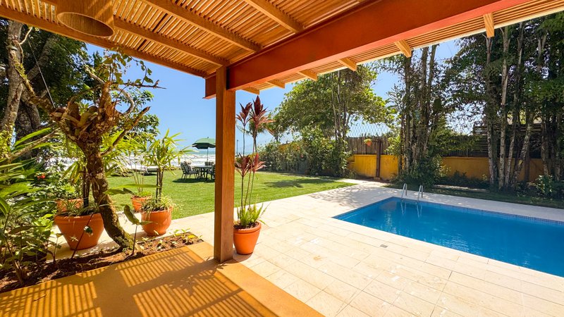 Casa P&eacute; na Areia na Praia de Juquehy com Piscina e Jardim - LOCA&Ccedil;&Atilde;O DI&Aacute;RIA  São Sebastião - 