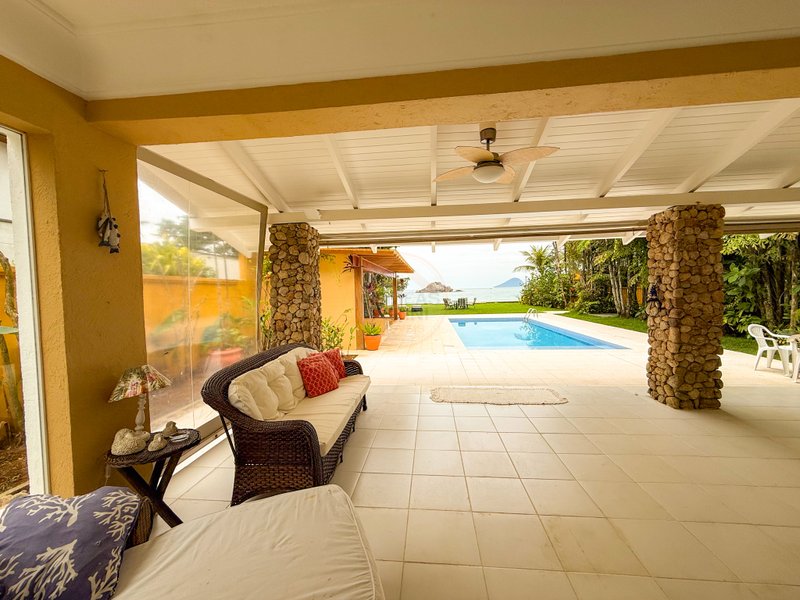 Casa P&eacute; na Areia na Praia de Juquehy com Piscina e Jardim - LOCA&Ccedil;&Atilde;O DI&Aacute;RIA  São Sebastião - 