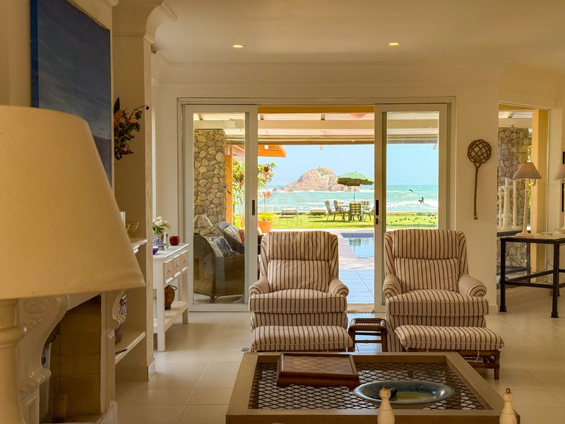 Casa P&eacute; na Areia na Praia de Juquehy com Piscina e Jardim - LOCA&Ccedil;&Atilde;O DI&Aacute;RIA  São Sebastião - 