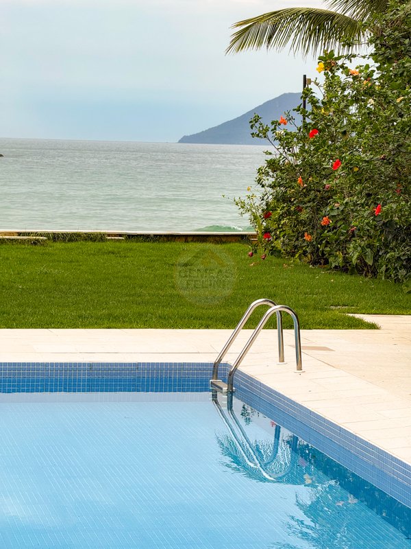 Casa P&eacute; na Areia na Praia de Juquehy com Piscina e Jardim - LOCA&Ccedil;&Atilde;O DI&Aacute;RIA  São Sebastião - 