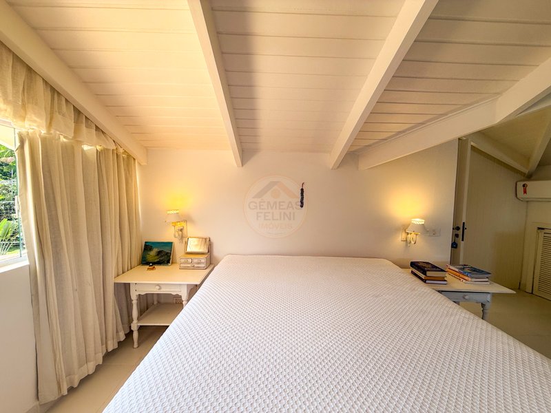 Casa P&eacute; na Areia na Praia de Juquehy com Piscina e Jardim - LOCA&Ccedil;&Atilde;O DI&Aacute;RIA  São Sebastião - 