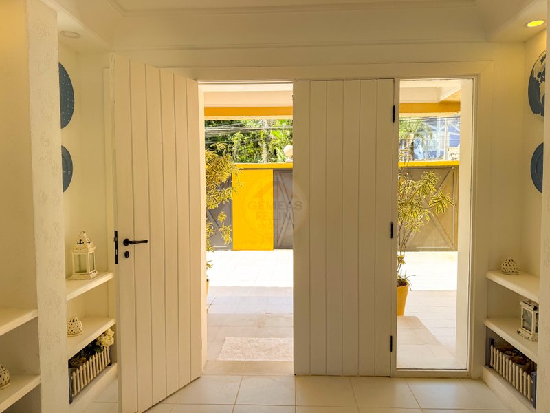 Casa P&eacute; na Areia na Praia de Juquehy com Piscina e Jardim - LOCA&Ccedil;&Atilde;O DI&Aacute;RIA  São Sebastião - 