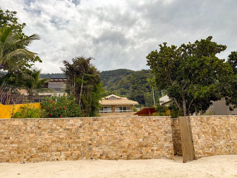 Casa P&eacute; na Areia na Praia de Juquehy com Piscina e Jardim - LOCA&Ccedil;&Atilde;O DI&Aacute;RIA  São Sebastião - 