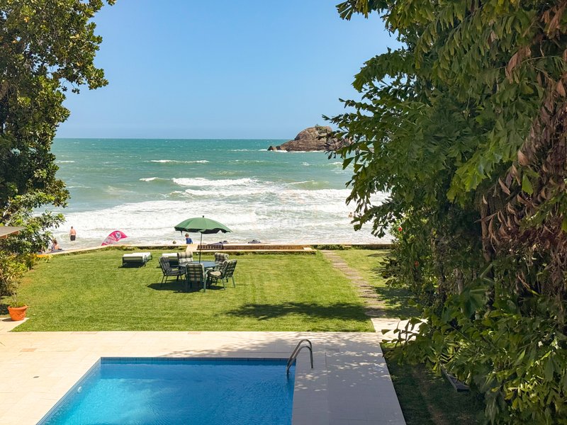 Casa P&eacute; na Areia na Praia de Juquehy com Piscina e Jardim - LOCA&Ccedil;&Atilde;O DI&Aacute;RIA  São Sebastião - 