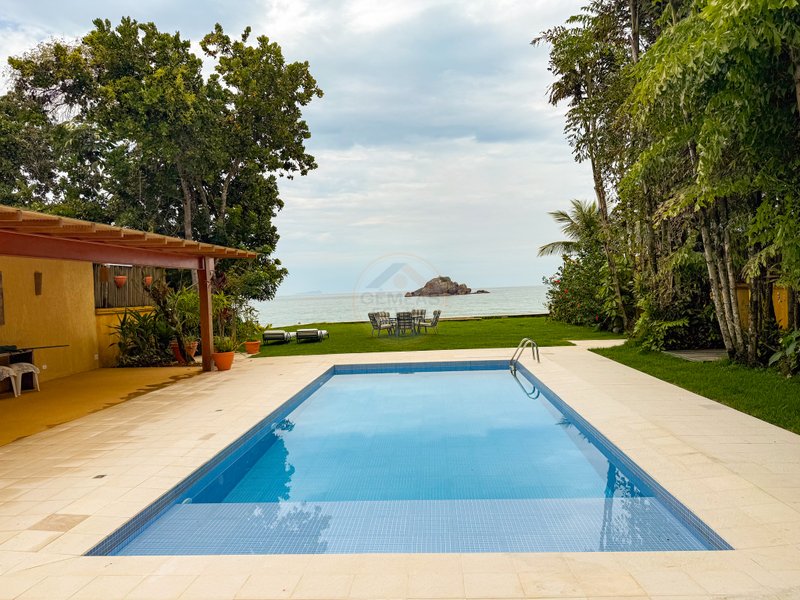 Casa P&eacute; na Areia na Praia de Juquehy com Piscina e Jardim - LOCA&Ccedil;&Atilde;O DI&Aacute;RIA  São Sebastião - 