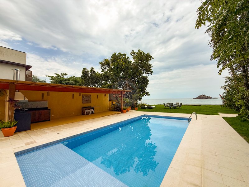 Casa P&eacute; na Areia na Praia de Juquehy com Piscina e Jardim - LOCA&Ccedil;&Atilde;O DI&Aacute;RIA  São Sebastião - 