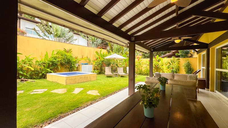 Casa em condom&iacute;nio 50 m da Praia de Juquehy - VENDA  São Sebastião - 