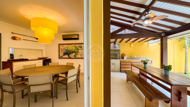 Casa em condom&iacute;nio 50 m da Praia de Juquehy - VENDA  São Sebastião - 