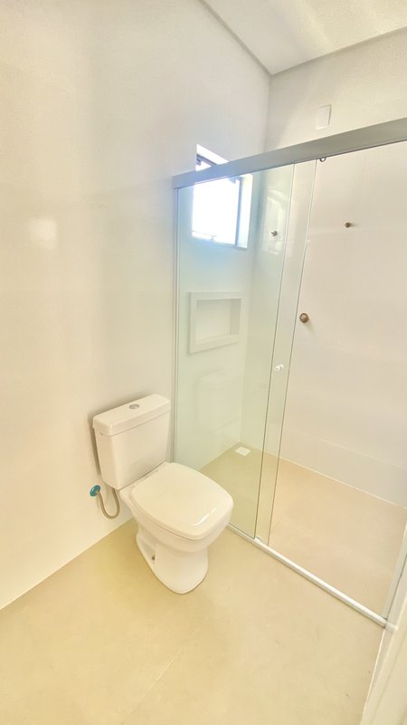 CASA DE ALTO PADRÃO DE 1 SUÍTE + 2 DORMITÓRIOS  NA GUABIRUBA - Guabiruba - 