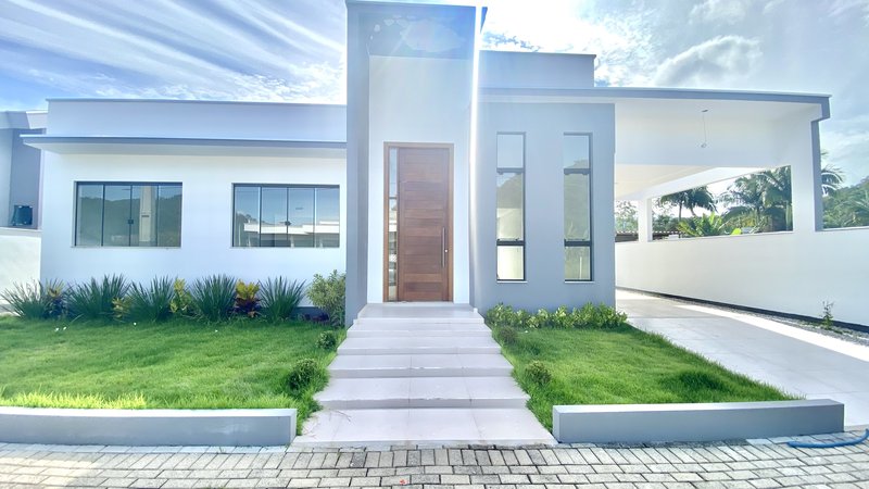 CASA DE ALTO PADRÃO DE 1 SUÍTE + 2 DORMITÓRIOS  NA GUABIRUBA - Guabiruba - 