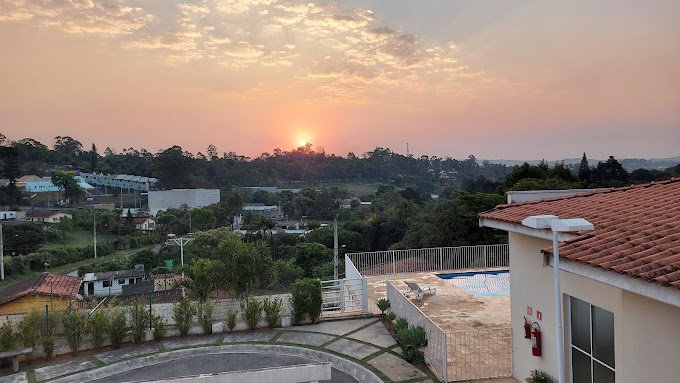 Trata - se de uma Casa em um condominio com 100m² com 3 dormitórios e uma suíte e 2 vagas;  Cotia - 