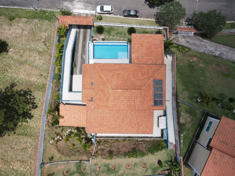 Trata - se de uma Casa no Condominio Granja Caiapia com 320m² com 3 dormitórios e 4 vagas;  Cotia - 