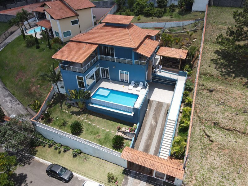 Trata - se de uma Casa no Condominio Granja Caiapia com 320m² com 3 dormitórios e 4 vagas;  Cotia - 