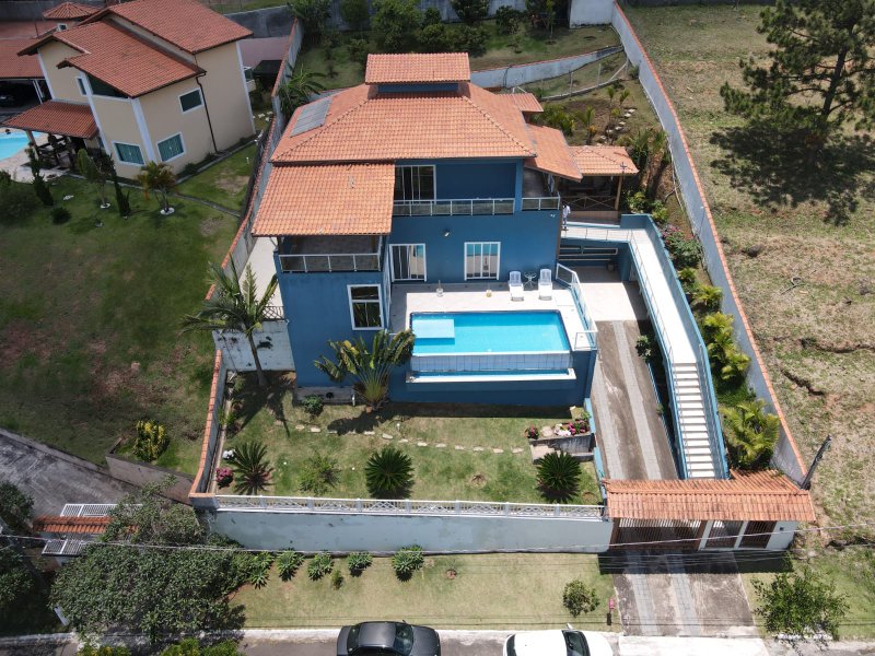 Trata - se de uma Casa no Condominio Granja Caiapia com 320m² com 3 dormitórios e 4 vagas;  Cotia - 