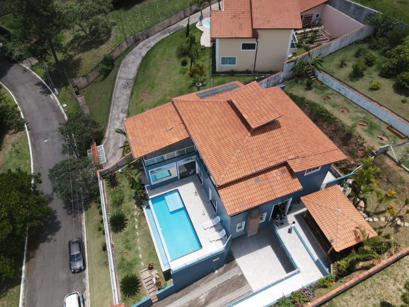 Trata - se de uma Casa no Condominio Granja Caiapia com 320m² com 3 dormitórios e 4 vagas;  Cotia - 