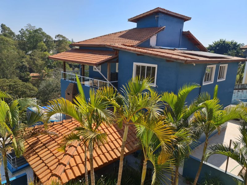 Trata - se de uma Casa no Condominio Granja Caiapia com 320m² com 3 dormitórios e 4 vagas;  Cotia - 