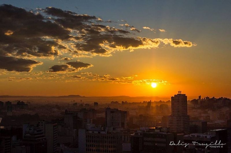 R$ 197.000 - EDIFÍCIO SANTA CRUZ - ÓTIMA SALA COMERCIAL - 46M2 - ANDAR ALTO - VISTA Rua dos Andradas Porto Alegre - 