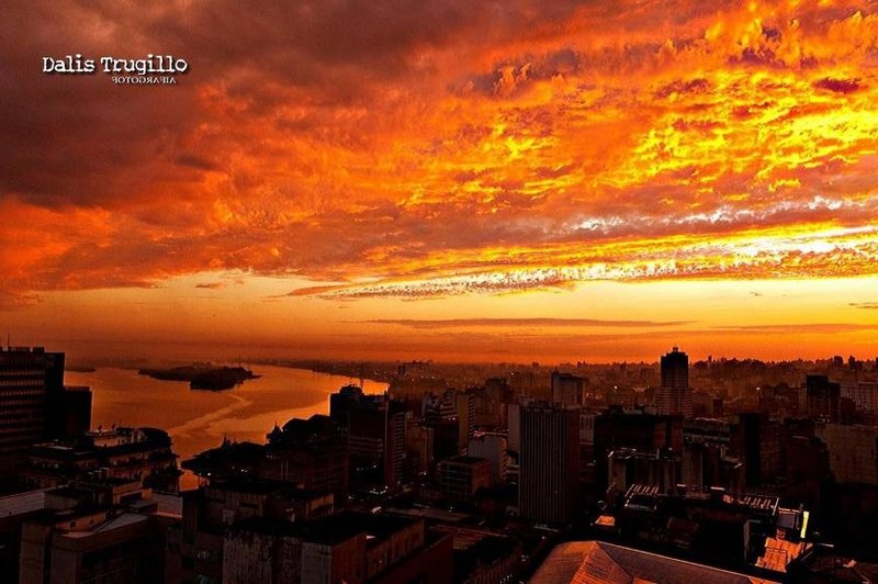 R$ 197.000 - EDIFÍCIO SANTA CRUZ - ÓTIMA SALA COMERCIAL - 46M2 - ANDAR ALTO - VISTA Rua dos Andradas Porto Alegre - 