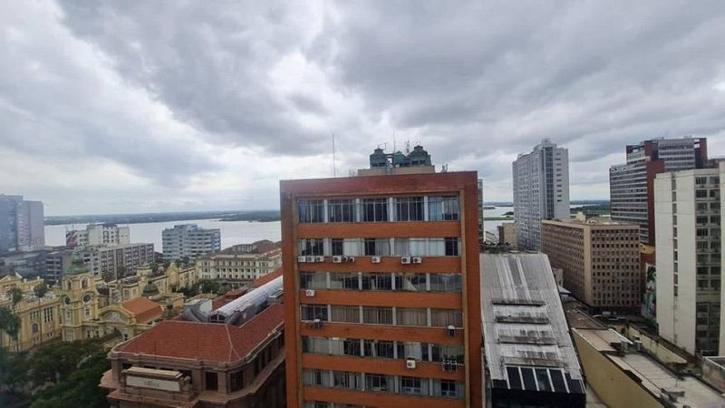 R$ 197.000 - EDIFÍCIO SANTA CRUZ - ÓTIMA SALA COMERCIAL - 46M2 - ANDAR ALTO - VISTA Rua dos Andradas Porto Alegre - 