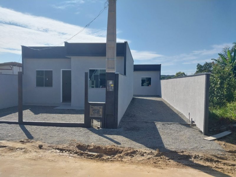 Casa geminada pronta para morar com excelente padrão de acabamento na praia de Itajuba  Barra Velha - 