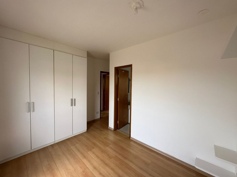 Casa de condomínio próximo as praças do Pôr do sol e Corujas Rua das Tabocas São Paulo - 
