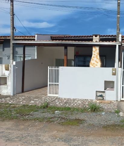 Geminado de alvenaria pronto para morar localizado a apenas 750 metros do mar em Piçarras  Balneário Piçarras - 