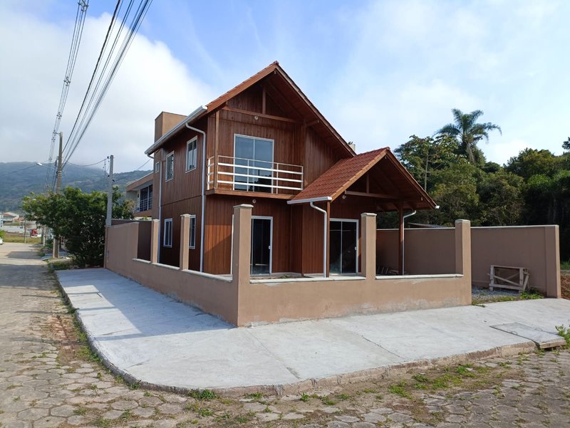 Bela casa em estilo rustico com 2 quartos próxima do centro de Penha  Penha - 