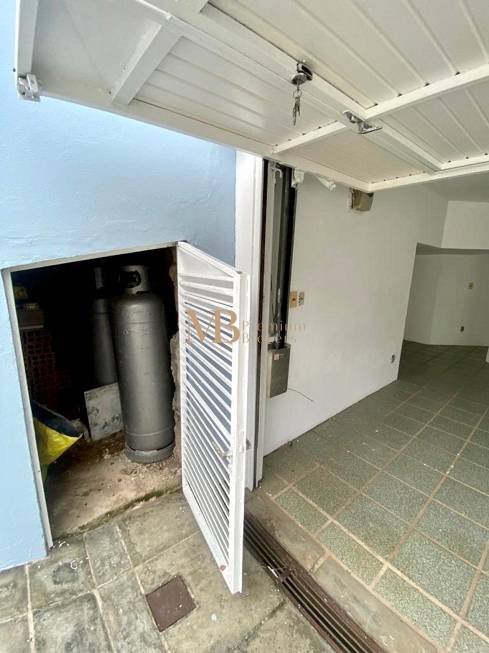 R$ 1.430.000 - CASA - SEMIMOBILIADA - 269M2 - 3 DORM - LAREIRA - PISCINA - 6 VAGAS - Porto Alegre - 
