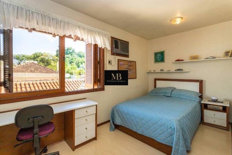 R$ 1.350.000 - CASA RESIDENCIAL - 417M2 - 6 DORM - 2 VAGAS - QUADRA DE ESPORTES - Porto Alegre - 