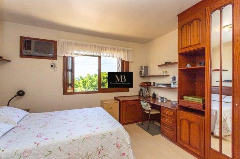 R$ 1.350.000 - CASA RESIDENCIAL - 417M2 - 6 DORM - 2 VAGAS - QUADRA DE ESPORTES - Porto Alegre - 