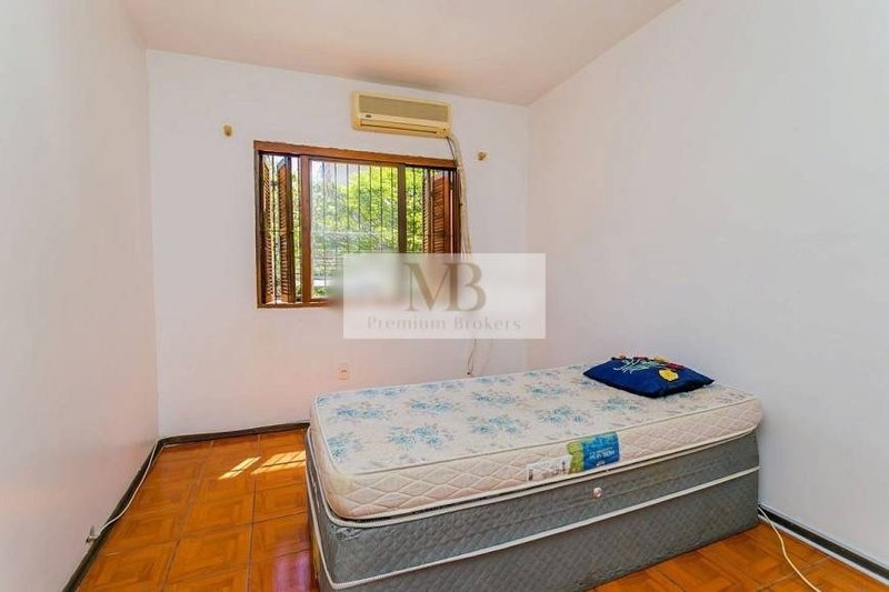 R$ 750.000 - EXCELENTE OPORTUNIDADE - CASA RESID OU COMERC - 210M2 - 4 DORM - 2 V - Porto Alegre - 