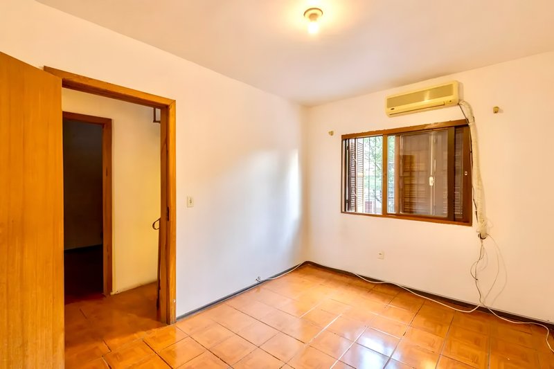 R$ 595.000 - EXCELENTE OPORTUNIDADE - CASA RESID OU COMERC - 210M2 - 4 DORM - 2 V  Porto Alegre - 