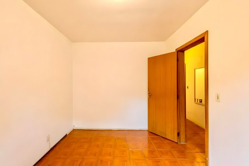 R$ 595.000 - EXCELENTE OPORTUNIDADE - CASA RESID OU COMERC - 210M2 - 4 DORM - 2 V  Porto Alegre - 