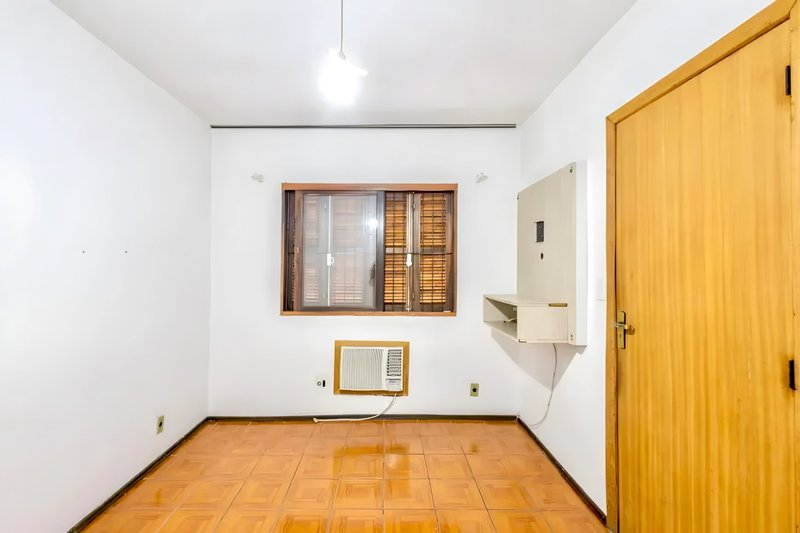 R$ 595.000 - EXCELENTE OPORTUNIDADE - CASA RESID OU COMERC - 210M2 - 4 DORM - 2 V  Porto Alegre - 