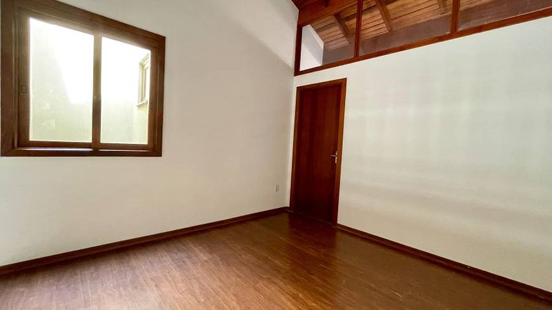 R$ 395.000 - ÓTIMA CASA - 115M2 - 3 DORM - 2 SUÍTES - 1 VAGA Rua Amoni Porto Alegre - 