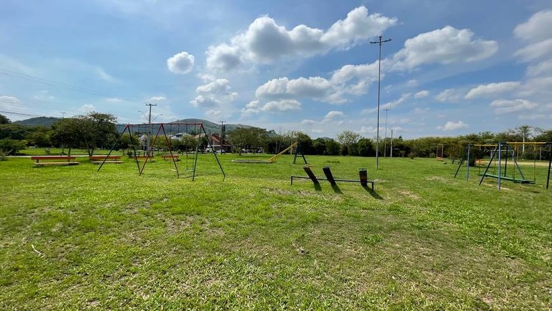 R$ 395.000 - ÓTIMA CASA - 115M2 - 3 DORM - 2 SUÍTES - 1 VAGA Rua Amoni Porto Alegre - 