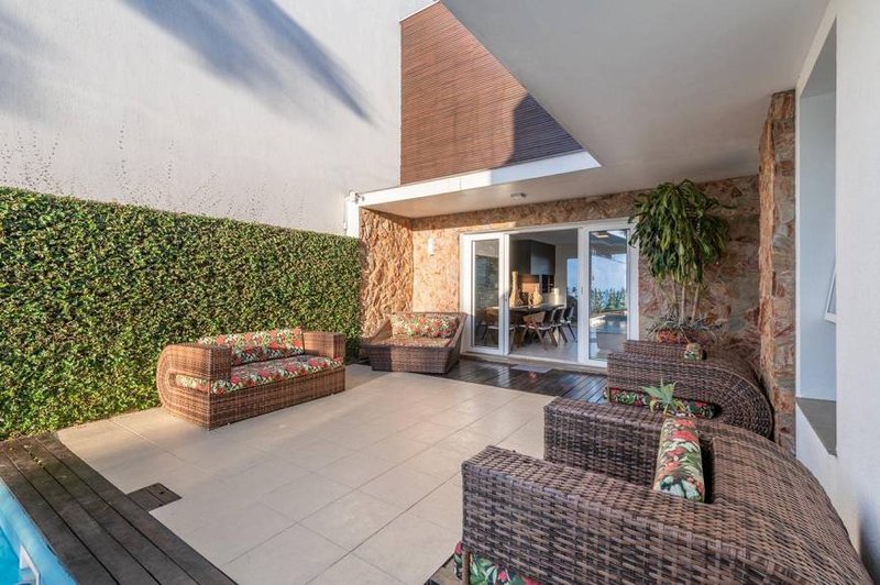 R$ 3.600.000 - CASA DE ALTO PADRÃO - 350M2 - 4 SUÍTES - PISCINA - Dois Irmãos - 