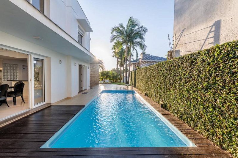 R$ 3.600.000 - CASA DE ALTO PADRÃO - 350M2 - 4 SUÍTES - PISCINA - Dois Irmãos - 