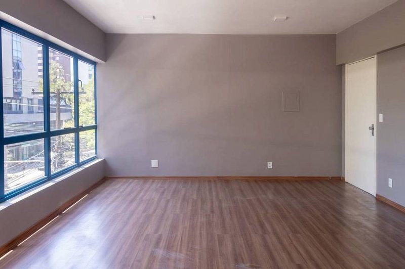 R$ 295.000 - SALA COMERCIAL - REFORMADA - 89M2 - 1 VAGA - LOCALIZAÇÃO PERFEITA Rua Mostardeiro Porto Alegre - 
