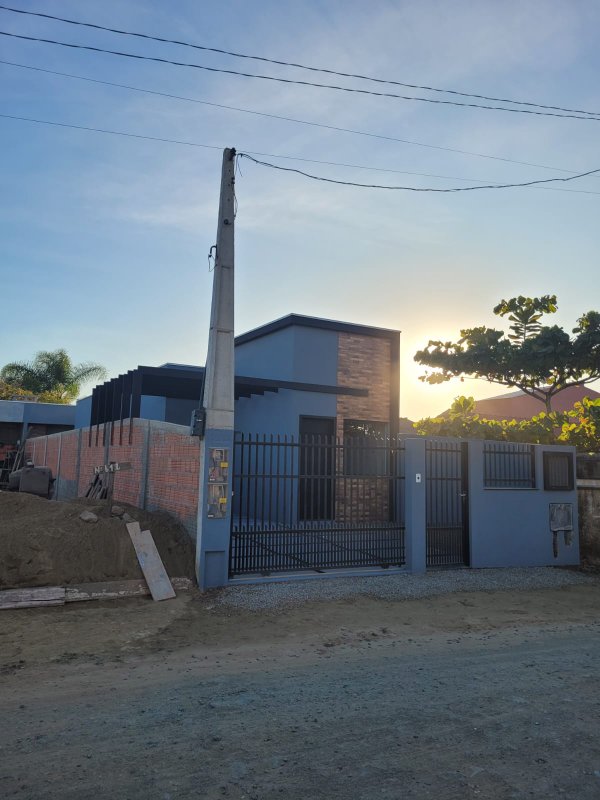 Casa nova e pronta para morar localizada a 1200 metros do mar em Itajuba Rua 1146 Barra Velha - 