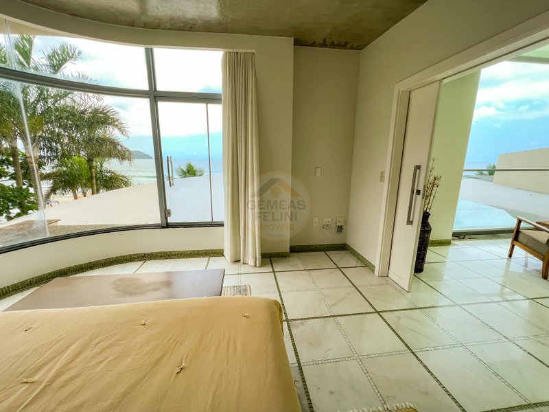 Casa frente ao mar da Praia de Juquehy com 6 suítes - São Sebastião - 